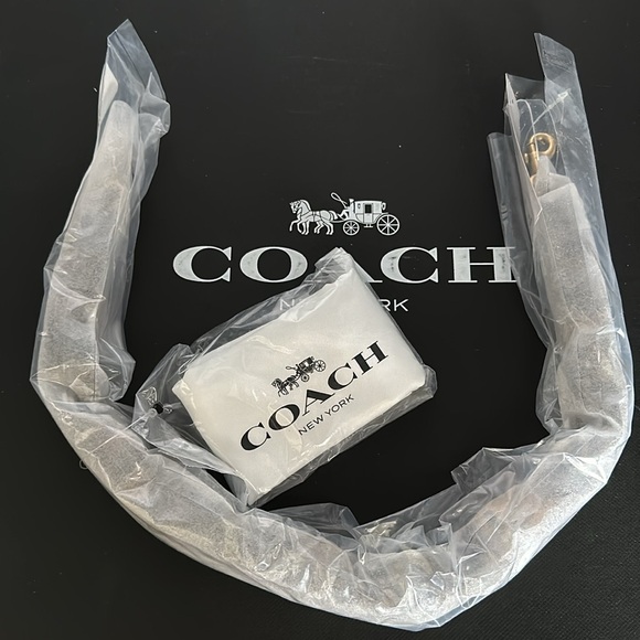 NWT Coach Short Chain Strap With Recycled Resin - Picture 4 of 7